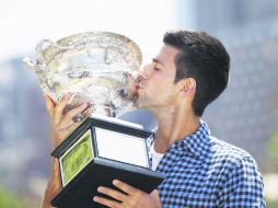 Celebración. Novak Djokovic festeja con su trofeo de campeón después de ganar el título en el primer Grand Slam del año. EFE / N. Shrestha