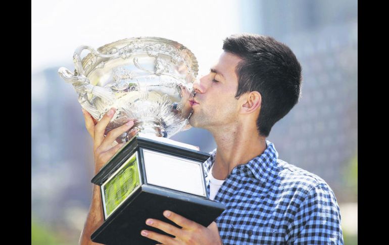 Celebración. Novak Djokovic festeja con su trofeo de campeón después de ganar el título en el primer Grand Slam del año. EFE / N. Shrestha