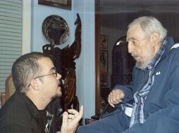 Fidel Castro, de 88 años de edad, charla con Randy Perdomo, directivo de la Federación de Estudiantes Universitarios de Cuba. AFP /