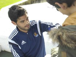 Vela llegó antes de que sus compañeros y repartió autógrafos. TWITTER / realsociedad.com