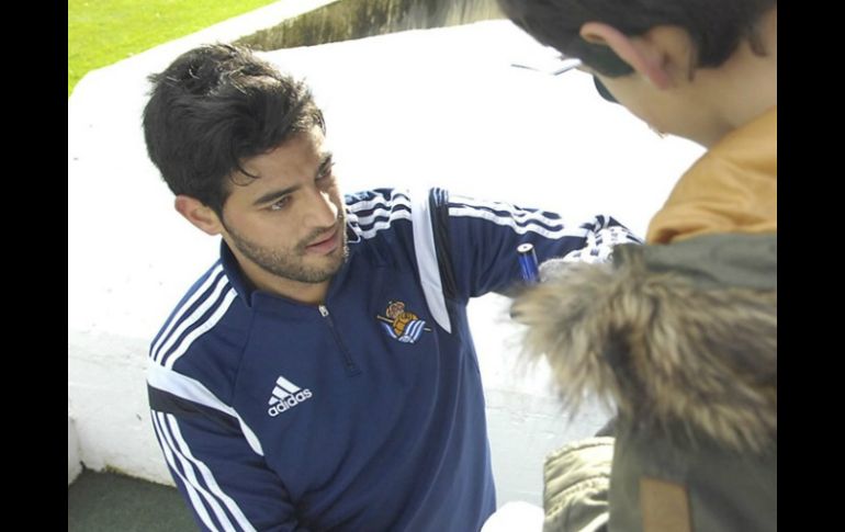 Vela llegó antes de que sus compañeros y repartió autógrafos. TWITTER / realsociedad.com