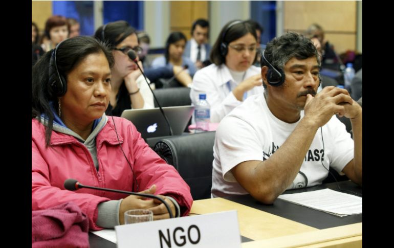 Hilda Legideño y Bernabé Abraján, padres de dos normalistas desaparecidos, muestran gran escepticismo. EFE / S. Di Nolfi