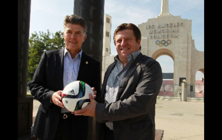 Junto al director de Selecciones Nacionales Héctor González Inárritu, Herrera recordó que México tiene futbolistas de talla mundial. NTX / O. Vega