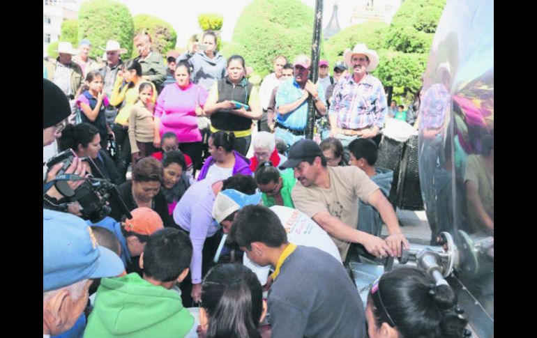 Pobladores de Encarnación de Díaz reciben litros de leche gratis por parte de los productores jaliscienses. ESPECIAL /