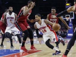 D.J. Augustin burla la defensa de Miami durante la segund amitad del partido. AP / C. Osorio