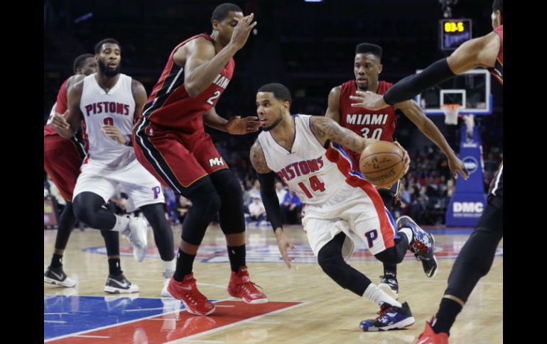 D.J. Augustin burla la defensa de Miami durante la segund amitad del partido. AP / C. Osorio