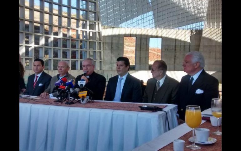 El Cardenal Francisco Robles Ortega agradece a los fieles a industriales la apoyo a la obra. EL INFORMADOR / G. García