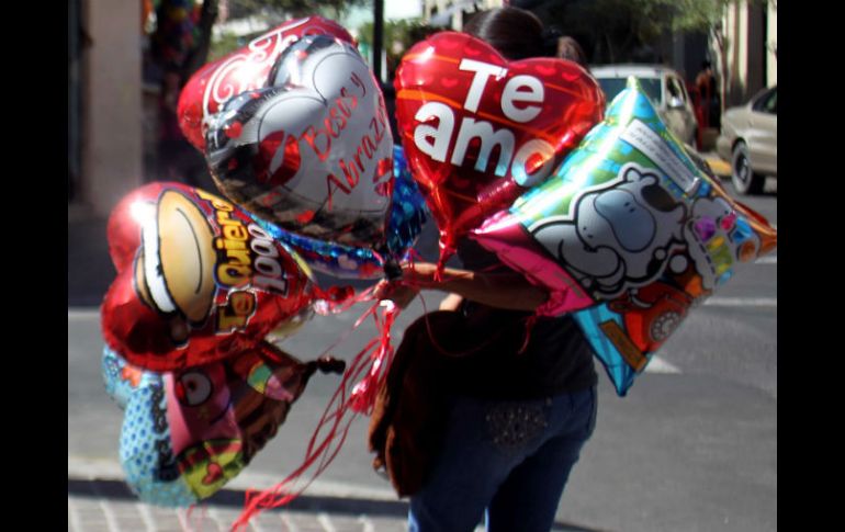 Si son de los que les encanta darse regalos para demostrar su amor, pónganse el reto de elaborarlos ustedes mismos. EL INFORMADOR / ARCHIVO