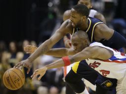 C.J. Miles, de Indiana, y Jodie Meeks, de Detroit, pelean por el balón en la segunda mitad del juego celebrado anoche. AFP / D. Cummings