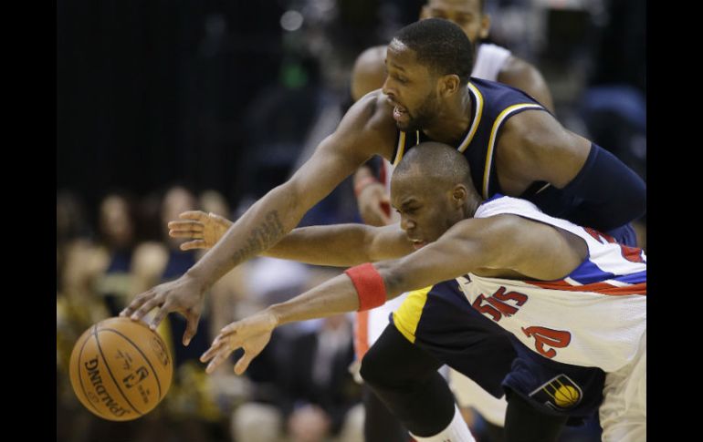 C.J. Miles, de Indiana, y Jodie Meeks, de Detroit, pelean por el balón en la segunda mitad del juego celebrado anoche. AFP / D. Cummings