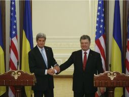 Previo a la reunión con Merkel y Hollande, Poroshenko se reunió con Kerry, secretario de Estado de EU. EFE / R. Pilipey