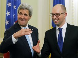 Yatseniuk (d) y Kerry, ante la prensa en la capital ucraniana. EFE / R. Pilipey