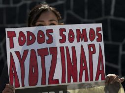 Familiares de los normalistas desaparecidos y estudiantes de la Normal de Ayotzinapa inician su marcha sobre la Autopista del Sol. EL INFORMADOR / ARCHIVO