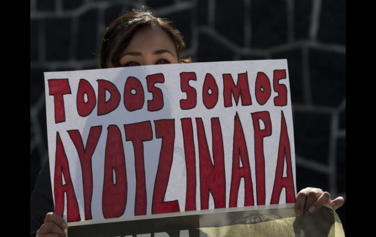 Familiares de los normalistas desaparecidos y estudiantes de la Normal de Ayotzinapa inician su marcha sobre la Autopista del Sol. EL INFORMADOR / ARCHIVO