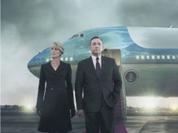 'Claire' y 'Frank' descendiendo del avión presidencial. Con esta imagen se promociona la tercer temporada de 'House of cards'. ESPECIAL / Netflix