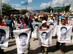 La protesta de ayer en la Autopista del Sol estuvo encabezada por los padres, quienes portaron mantas con los rostros de sus hijos. EFE / J. De la Cruz