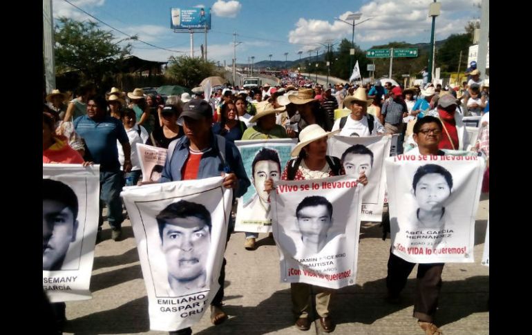 La protesta de ayer en la Autopista del Sol estuvo encabezada por los padres, quienes portaron mantas con los rostros de sus hijos. EFE / J. De la Cruz