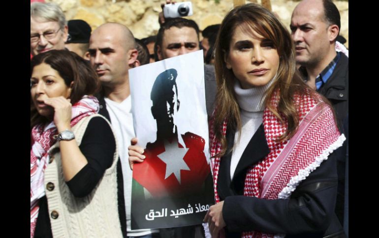 La reina Rania, vestida de negro, marchó portando el pañuelo tradicional jordano blanco y rojo. EFE / J. Nasrallah