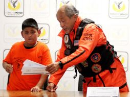 Jonathan Tobón, el ''Niño topo'', es reconocido por el Escuadrón Topos por su labor después de la explosión del hospital de Cuajimalpa. SUN / ARCHIVO