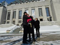 Una pareja celebra la histórica decisión de la Suprema Corte de Canadá. AP /