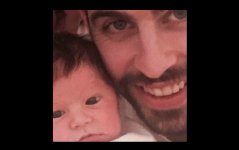 El futbolista tituló la foto ''Sasha y papá''. TWITTER / @3gerardpique