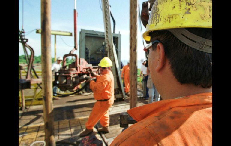 La caída en los precios del petróleo golpeará la actividad productiva del país. AP / ARCHIVO