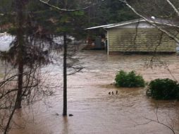 Tras 24 horas de lluvia, el río Duckabush en Washington, se desborda y provoca inundaciones en Brinnon. AP / Jefferson County Dept.