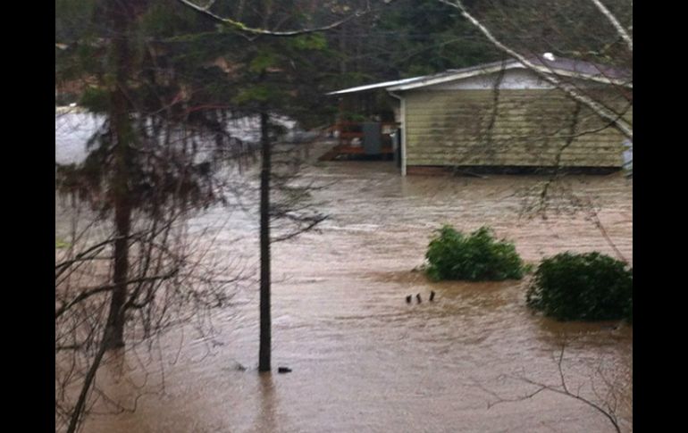 Tras 24 horas de lluvia, el río Duckabush en Washington, se desborda y provoca inundaciones en Brinnon. AP / Jefferson County Dept.