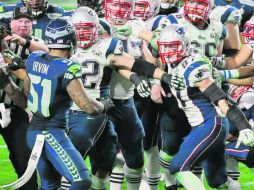 Bruce Irvin, de los Halcones Marinos, encara a jugadores de los Patriotas durante la gresca que se desató hacia el final del Super Bowl AP / ARCHIVO