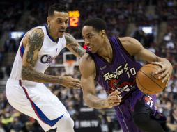 DeMar DeRozan (izquierda), de los Raptors, burla la marca de Matt Barnes, de los Clippers de Los Ángeles. AP / N. Denette