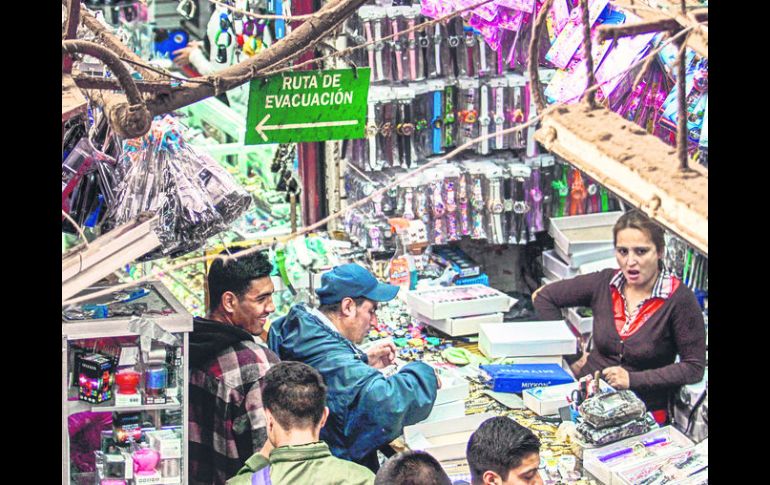 SATURACIÓN Y POLVO. Esta zona del Mercado Libertad deja ver desatención en techos y cableados, que son cubiertos por una capa de polvo. EL INFORMADOR /