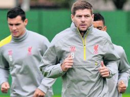 El legendario capitán del Liverpool, Steven Gerrard (8), vivirá su último Derbi como visitante frente al Everton en el Goodison Park. AFP / ARCHIVO