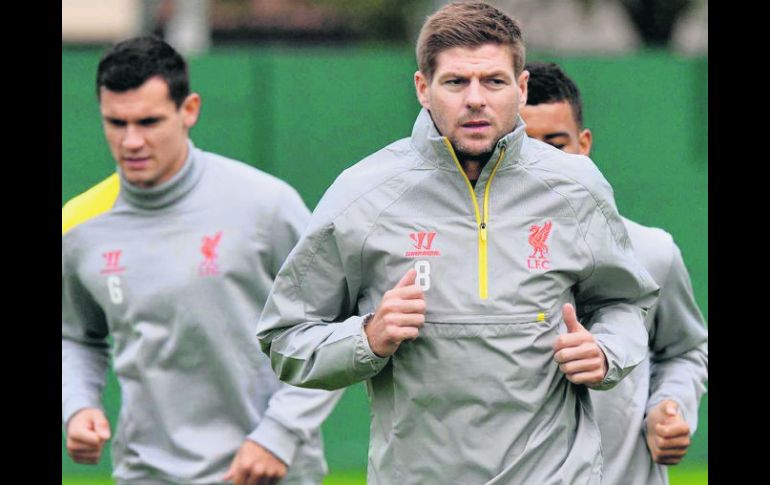 El legendario capitán del Liverpool, Steven Gerrard (8), vivirá su último Derbi como visitante frente al Everton en el Goodison Park. AFP / ARCHIVO