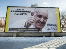 Un cartel con la imagen del papa invita a los ciudadanos a votar para vetar las uniones del mismo género. EFE / J. Gavlak