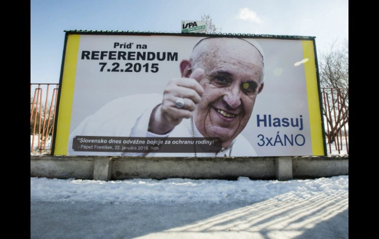 Un cartel con la imagen del papa invita a los ciudadanos a votar para vetar las uniones del mismo género. EFE / J. Gavlak