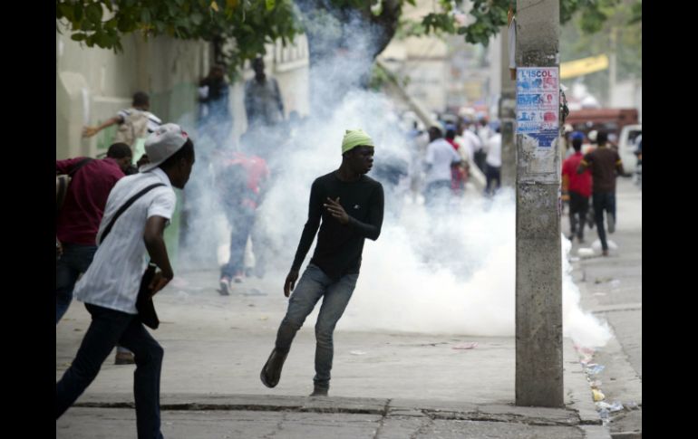 Los manifestantes rechazan el gobierno de Michel Martelly, ya que las elecciones se siguen demorando. AFP / H. Retamal