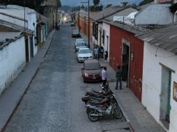 Por ahora, la comunidad utiliza mascarillas y atiende las recomendaciones por la lluvia de ceniza. AFP / J. Ordonez