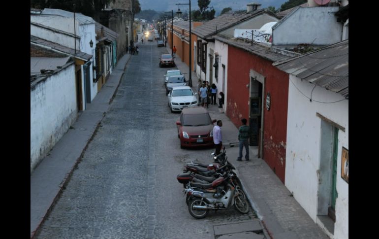 Por ahora, la comunidad utiliza mascarillas y atiende las recomendaciones por la lluvia de ceniza. AFP / J. Ordonez