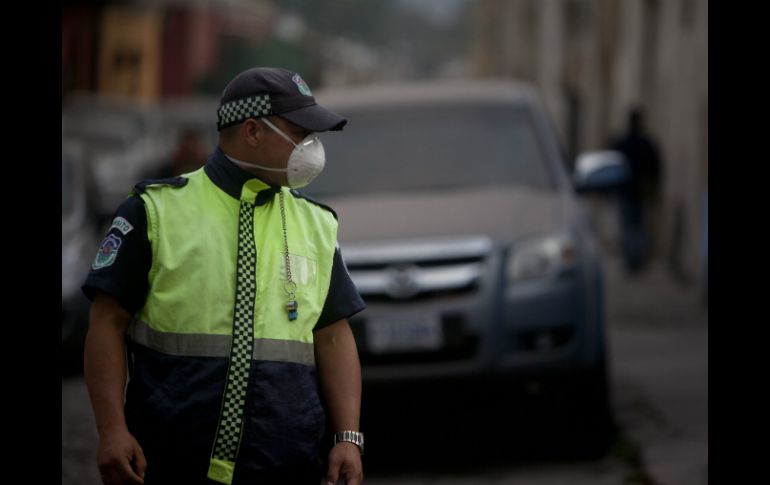 En Guatemala, ciudadanos toman precauciones ante las constantes erupciones del Volcán de Fuego. AP / M. Castillo