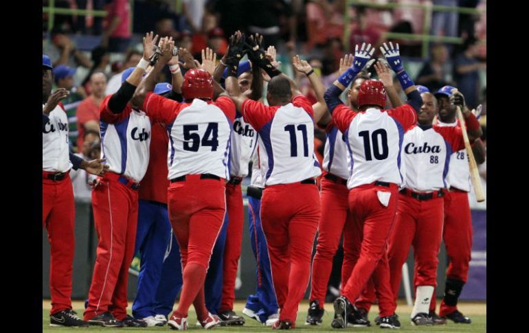 Cuba vence este sábado en semifinales por 8-4 a los Caribes de Anzoátegui de Venezuela. AP / R. Arduengo