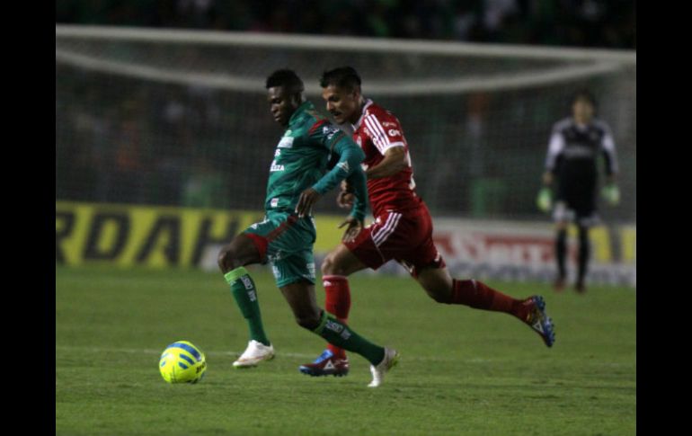 Los estilos ofensivos de Jaguares y Xolos forjaron un partido intenso en la cancha del Víctor Manuel Reyna. NTX / R. De Jesús