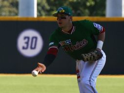 Joey Meneses lanza la bola con la que sacaron el out 27 frente a República Dominicana. EFE / T. Llorca