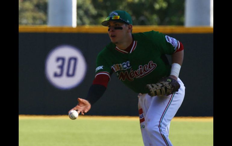 Joey Meneses lanza la bola con la que sacaron el out 27 frente a República Dominicana. EFE / T. Llorca