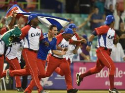 Jugadores del equipo de Cuba festeja su triunfo. AFP / J. Richards