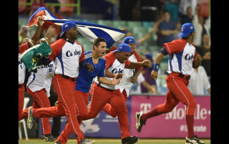 Jugadores del equipo de Cuba festeja su triunfo. AFP / J. Richards