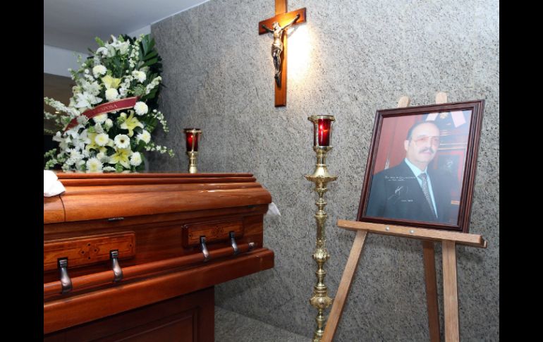 Varias personalidades han llegado a la funeraria donde velan a Mario Vázquez. NTX / P. Sánchez