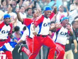 Frederich Cepeda al frente de algunos miembros del equipo cubano de beisbol, festeja el campeonato. AFP / P. Richards