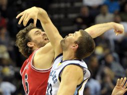 Los hermanos Pau (izquierda) y Marc Gasol esperan el salto inicial para el arranque del Juego de Estrellas. AP / B. Dill