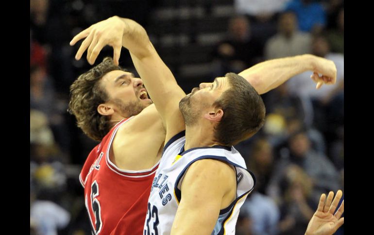 Los hermanos Pau (izquierda) y Marc Gasol esperan el salto inicial para el arranque del Juego de Estrellas. AP / B. Dill