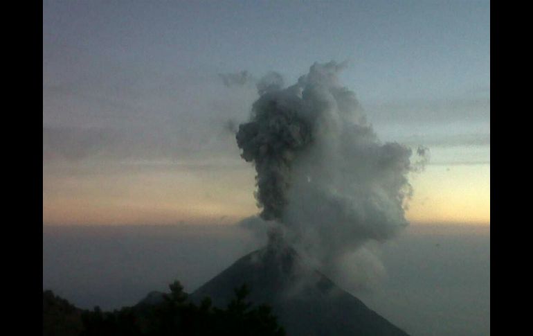 Dicha exhalación, de color gris, tiene una dirección vertical; sin riesgo para la población. TWITTER / ‏@PCJalisco